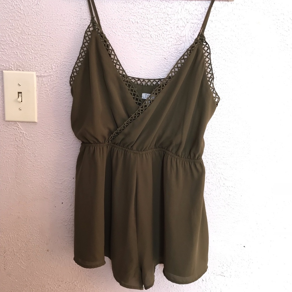 🤩Cute little TOBI romper🤩 (color: olive)